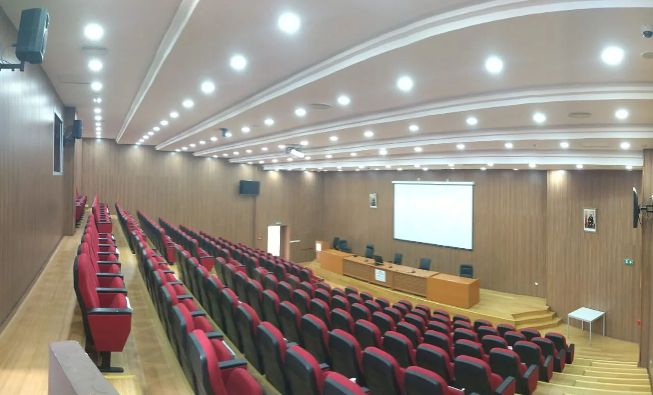 Vue générale de la salle vers la tribune