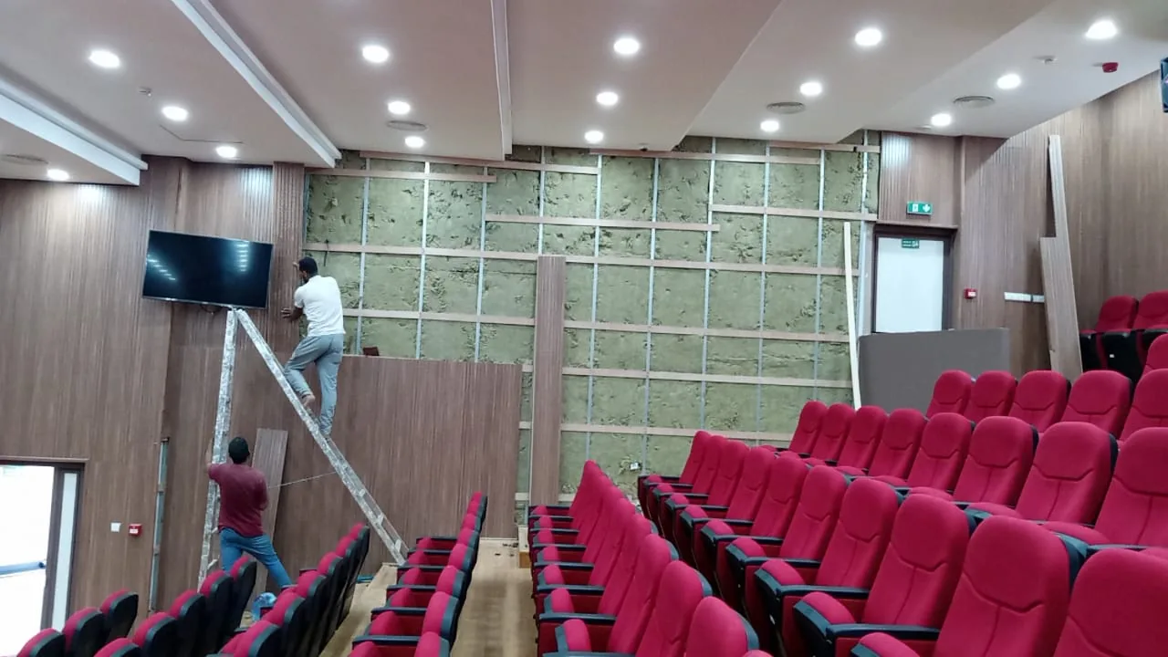 Pose de l’habillage mural acoustique en cours de chantier