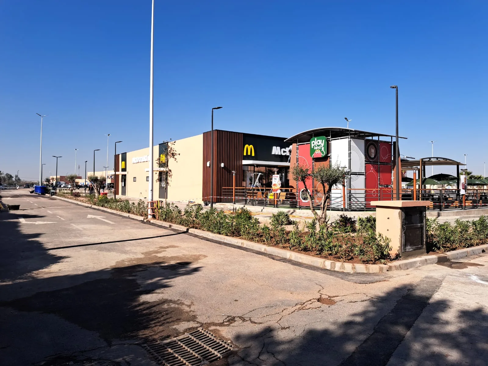 Vue d’ensemble du restaurant McDonald’s livré et de ses abords