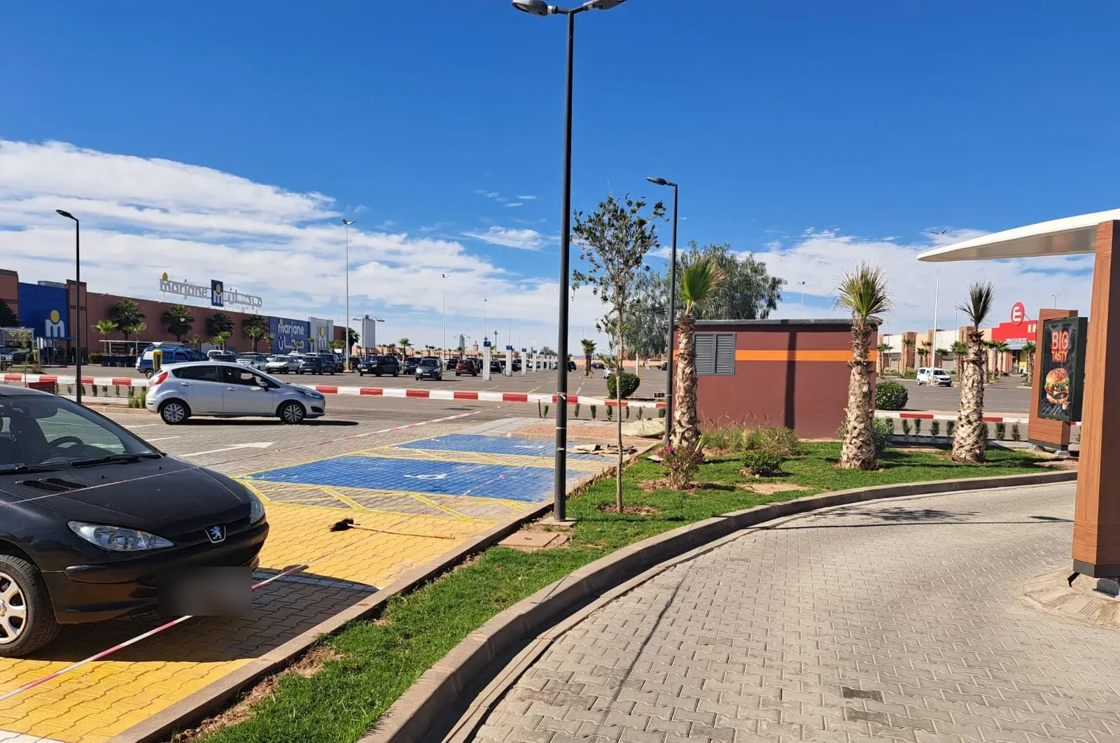 Aménagements extérieurs : pavage, espaces verts, bordures