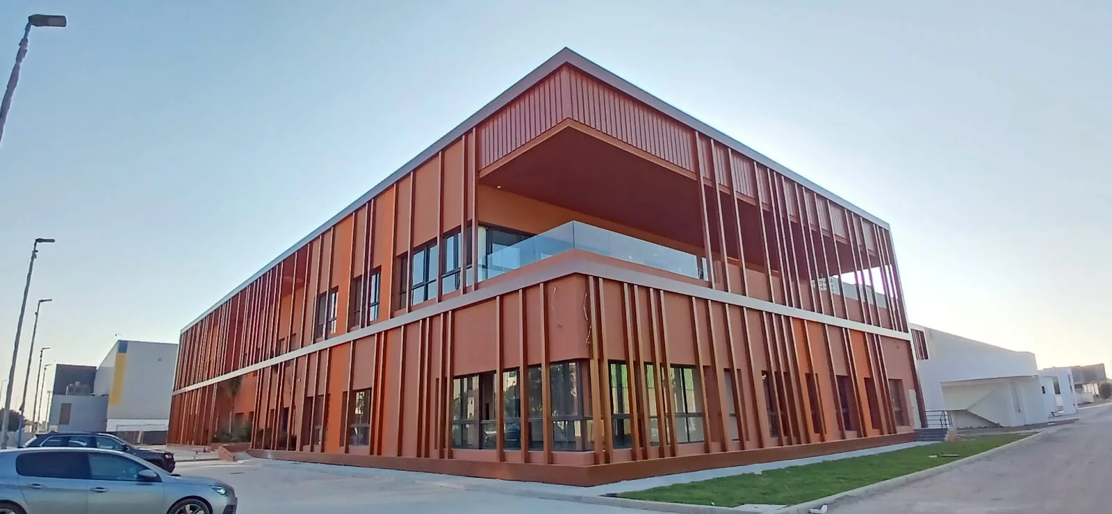 Bâtiment du Petit Rungis livré, façade et parvis