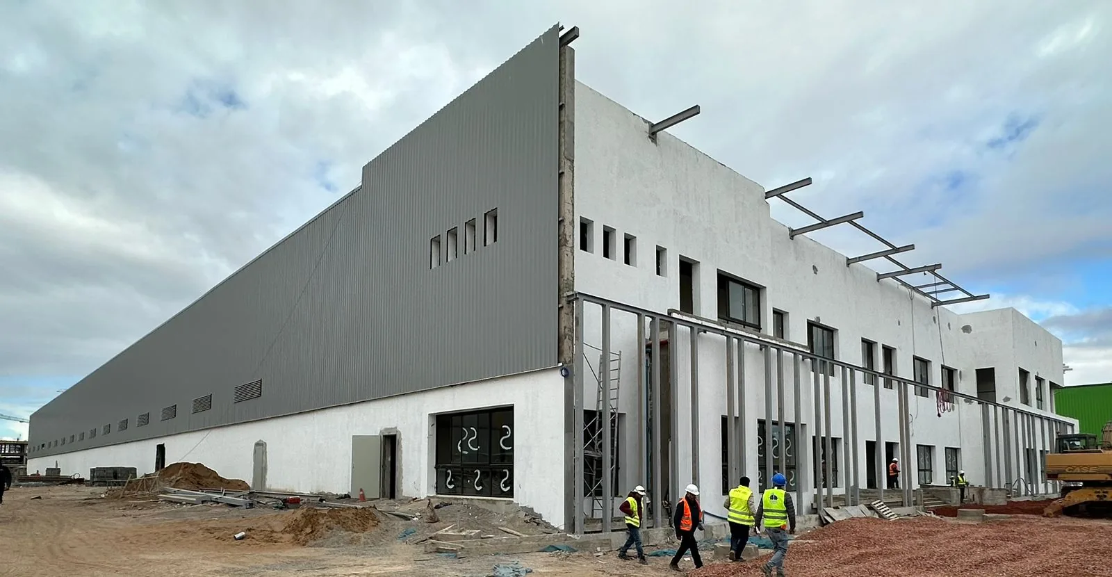 Façade en cours de finition, équipes sur site